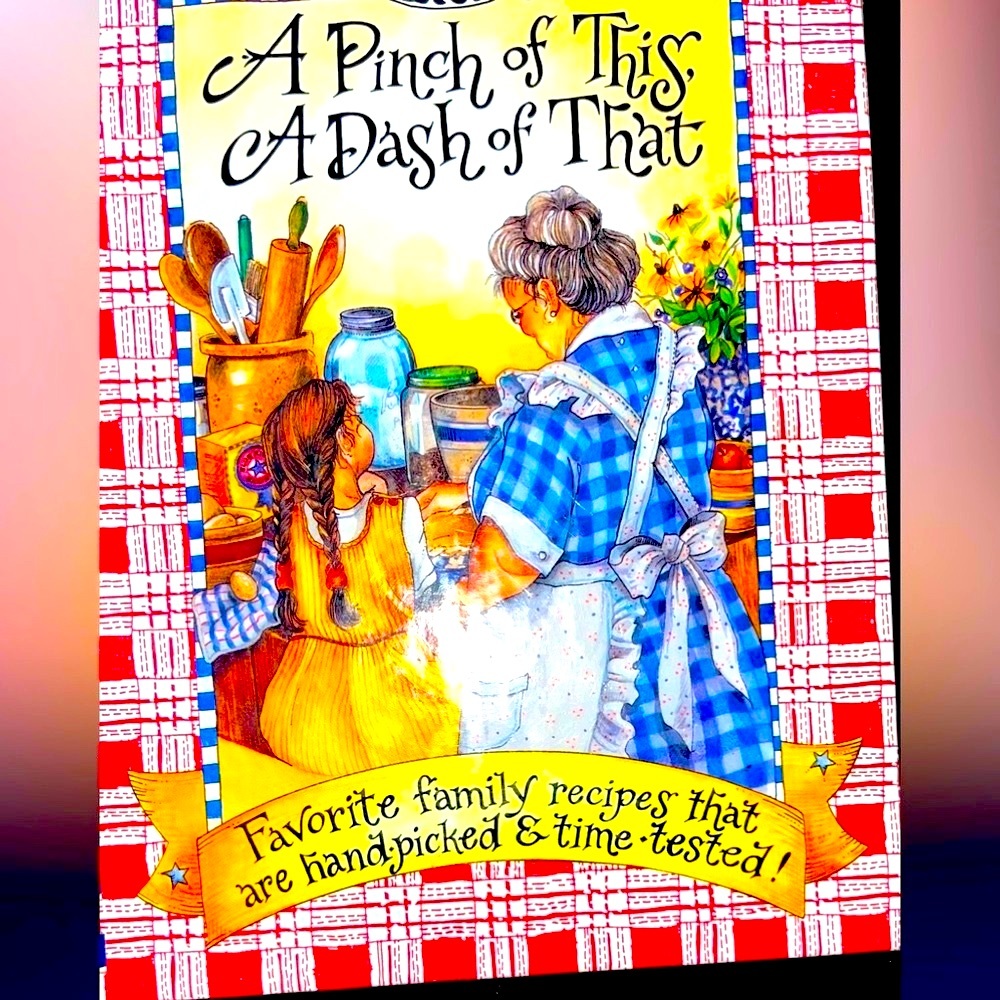COOKBOOK A PINCH OF THIS A DASH OF THAT•FAVORITE FAMILY RECIPES•GOOSEBERRY PATCH